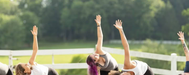 Yoga Flow du samedi au lever du soleil avec Kelly Flowers