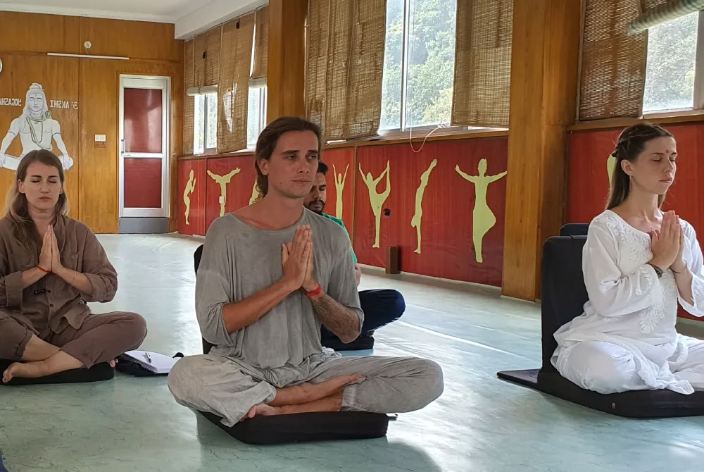 Formation de professeur de yoga de 100 heures pour débutants à Rishikesh, en Inde