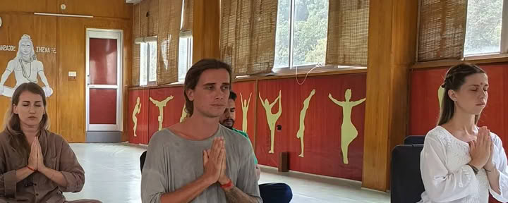 Formation de professeur de yoga de 100 heures pour débutants à Rishikesh, en Inde