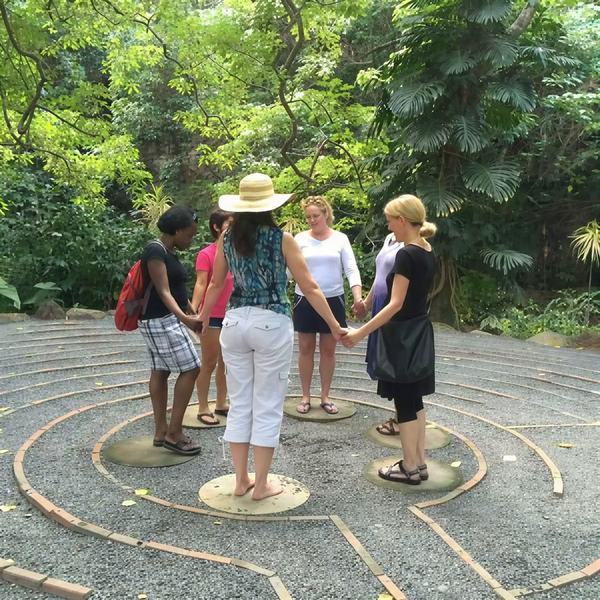 Discussion et promenade dans le labyrinthe