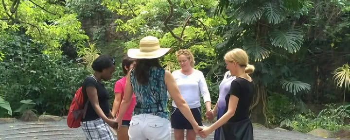 Discussion et promenade dans le labyrinthe