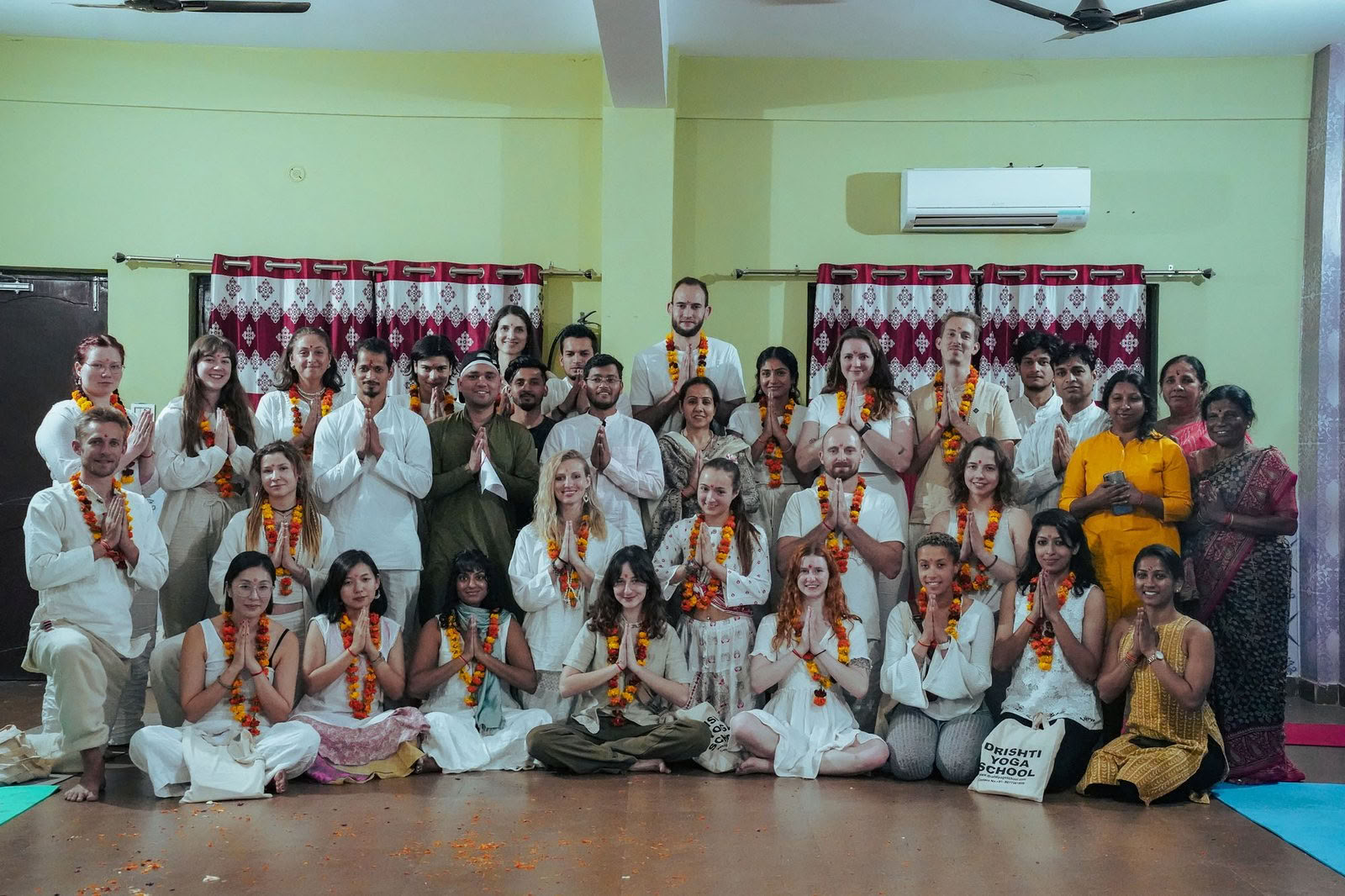 Formation de professeur de yoga de 100 heures à Rishikesh ✅
