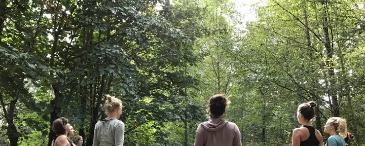 Retraite de yoga pour femmes, enracinée et sauvage, près d’Asheville, en Caroline du Nord