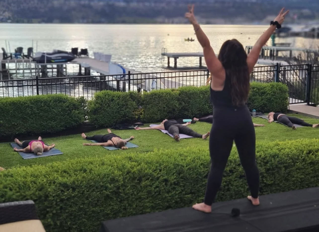 Flow au bord du quai : yoga et méditation sur le lac Okanagan !