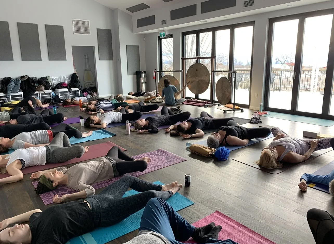 Flow au bord du quai : yoga et méditation sur le lac Okanagan !