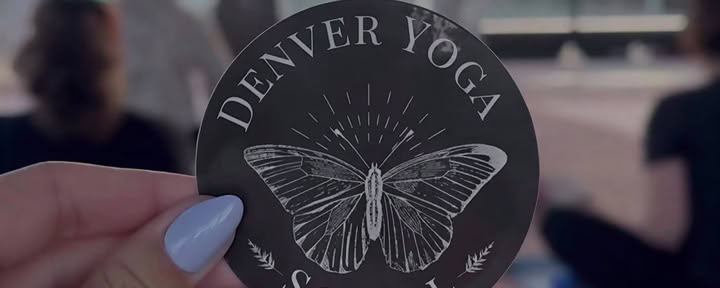 Yoga au coucher du soleil sur un toit-terrasse | Denver