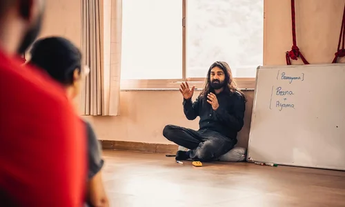 Formation de professeur de yoga de 100 heures