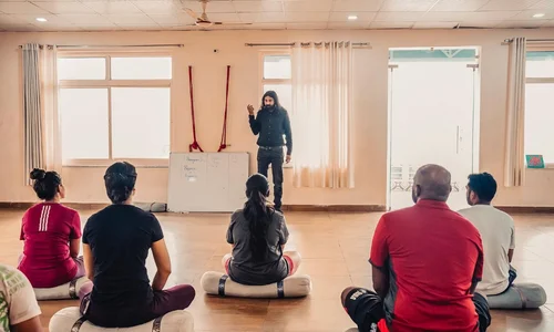 Formation de professeur de yoga de 100 heures