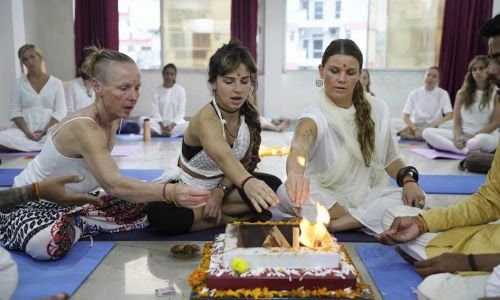 Formation de professeur de yoga de 100 heures