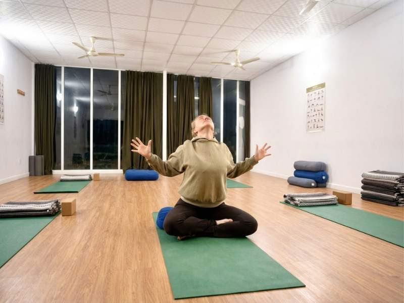 Formation de professeur de yoga Yin et Yang de 50 heures à Rishikesh – du 1er au 7 janvier 2026