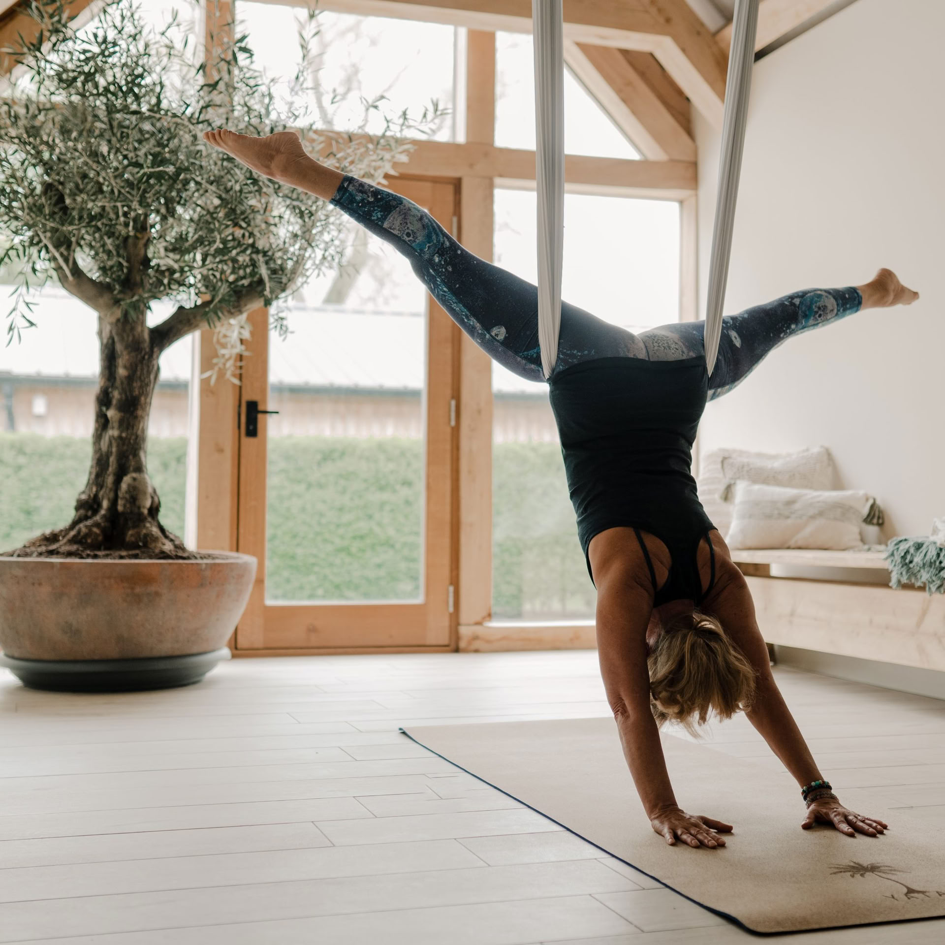 Atelier de yoga aérien et de trapèze pour niveaux intermédiaires avec Jane et Zoe