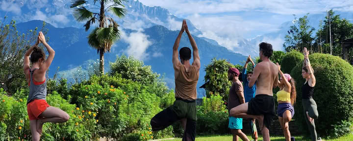 Formation de professeurs de yoga de 200 heures avec vue sur l’Himalaya à Astam, près de Pokhara