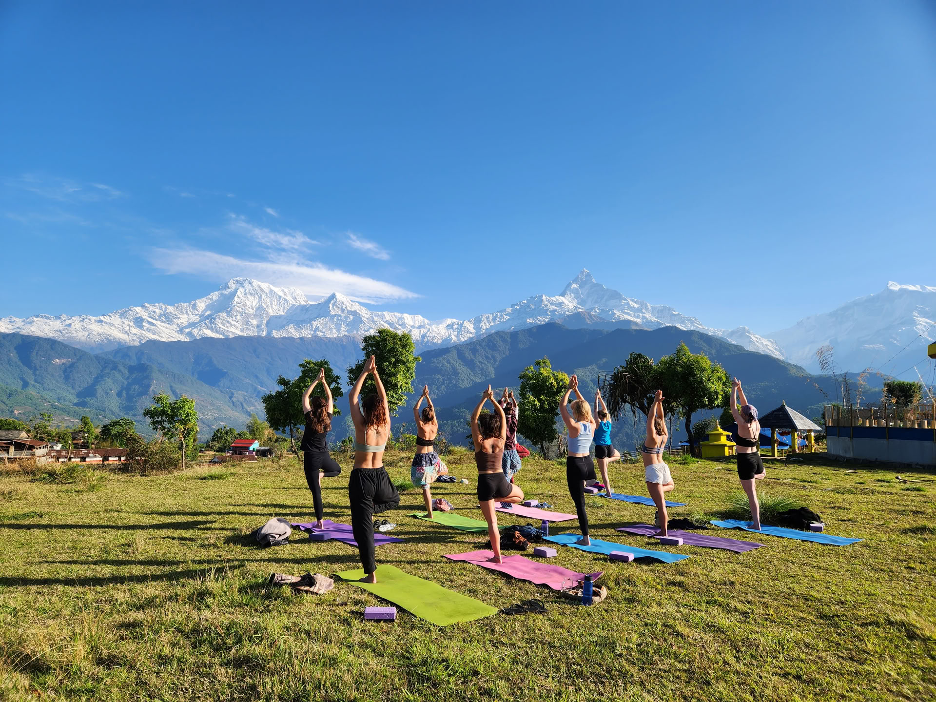 Cours de formation de professeurs de yoga avec vue sur l’Himalaya