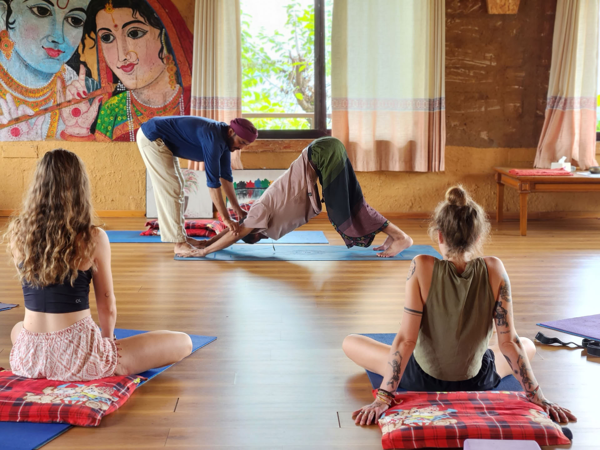 Cours de formation de professeurs de yoga avec vue sur l’Himalaya