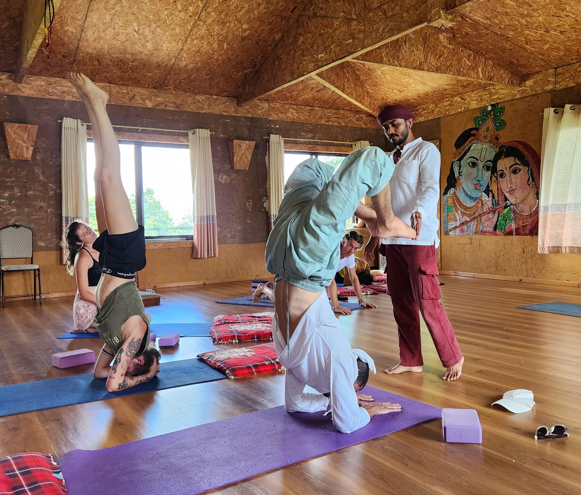 Cours de formation de professeurs de yoga avec vue sur l’Himalaya