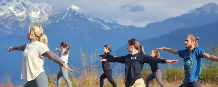 Cours de formation de professeurs de yoga avec vue sur l’Himalaya