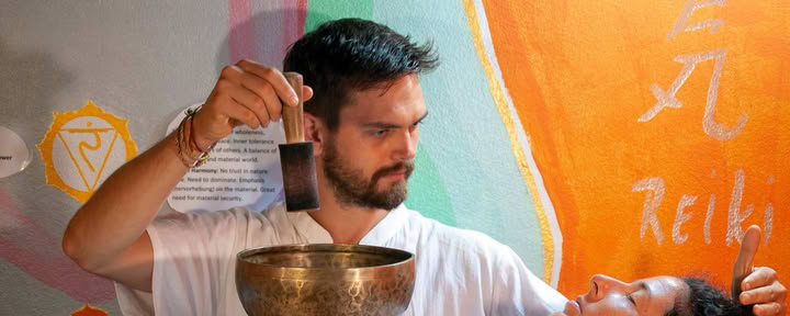 Méditation de guérison par le son avec bols chantants en Thaïlande, à Krabi