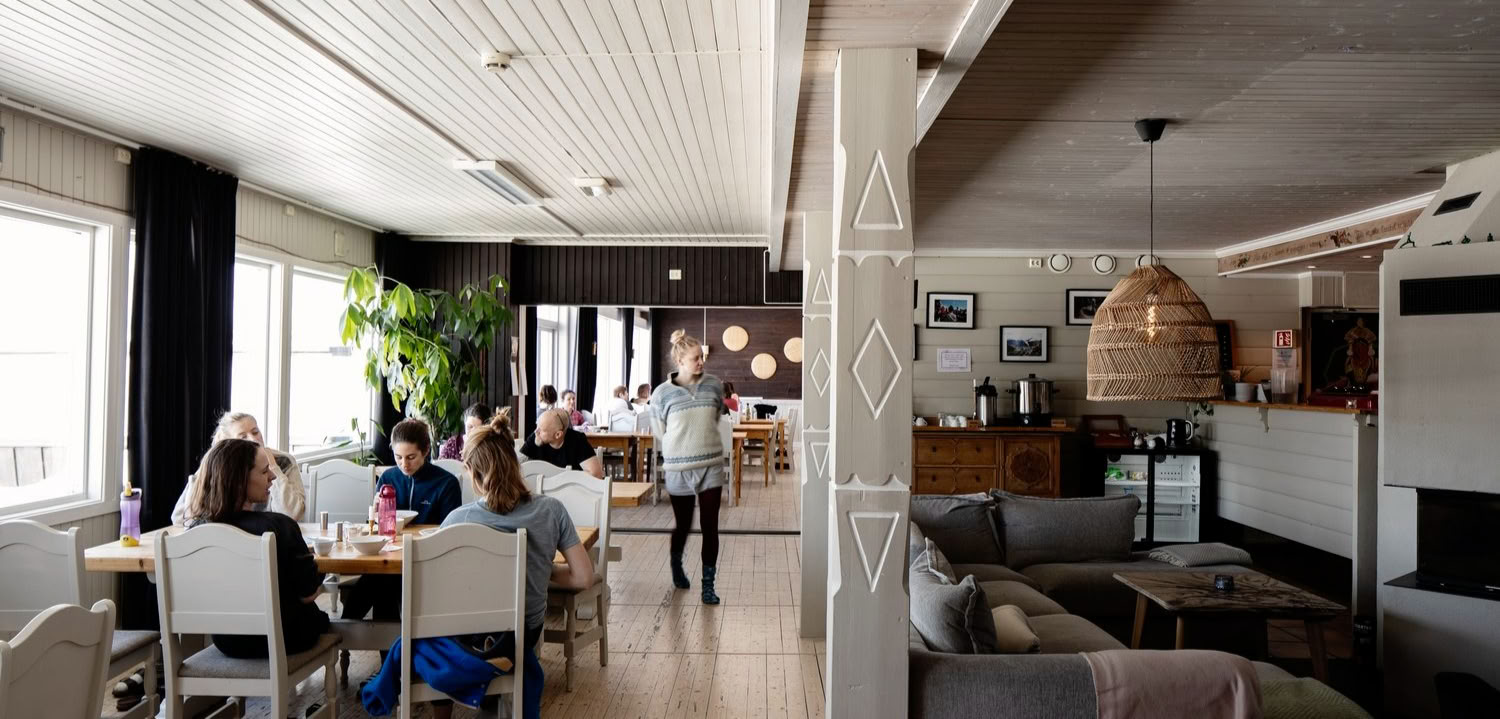 Souffle d’automne : une retraite de yoga restauratif pour soulager le stress