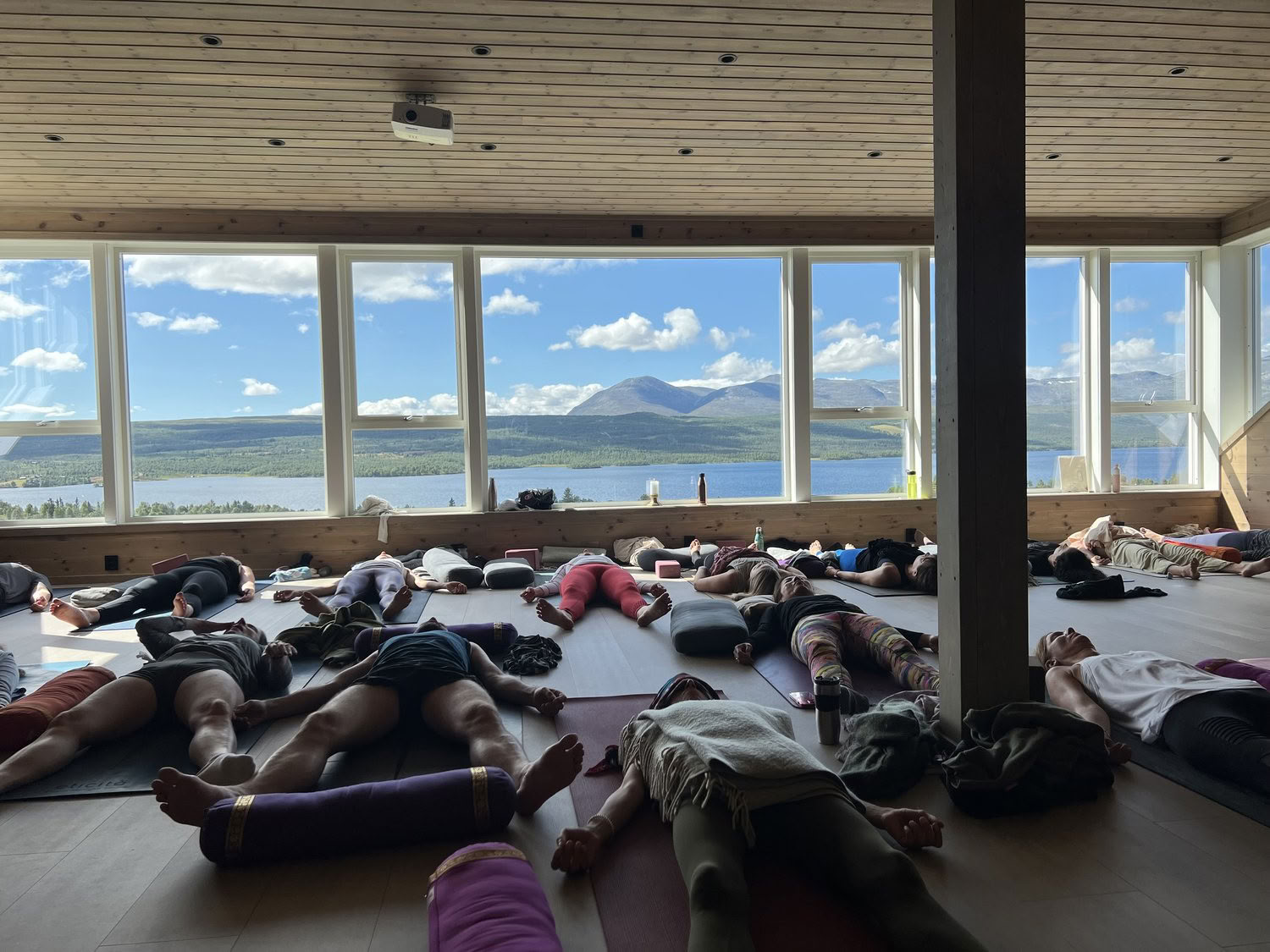 Souffle d’automne : une retraite de yoga restauratif pour soulager le stress