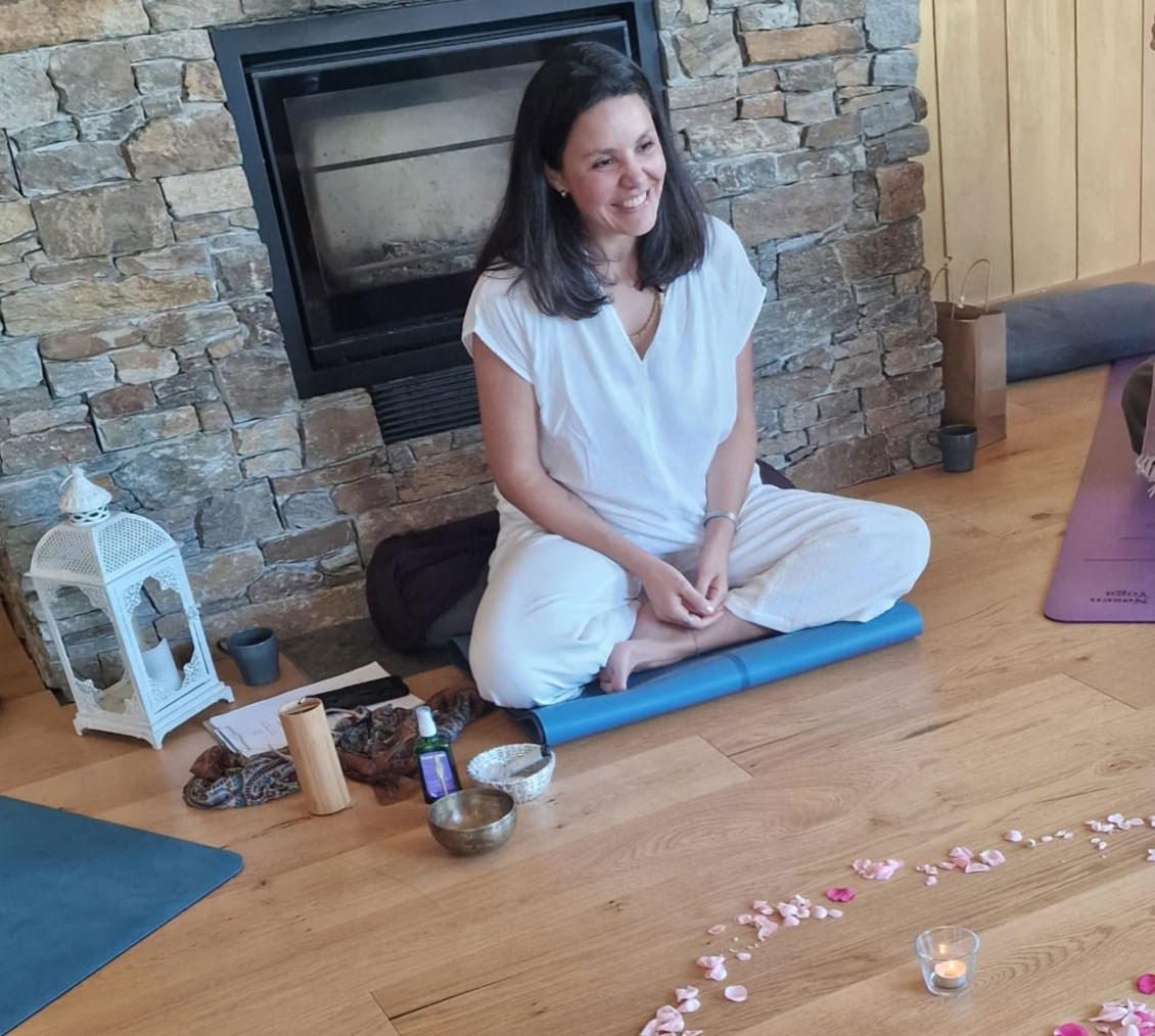 Souffle d’automne : une retraite de yoga restauratif pour soulager le stress