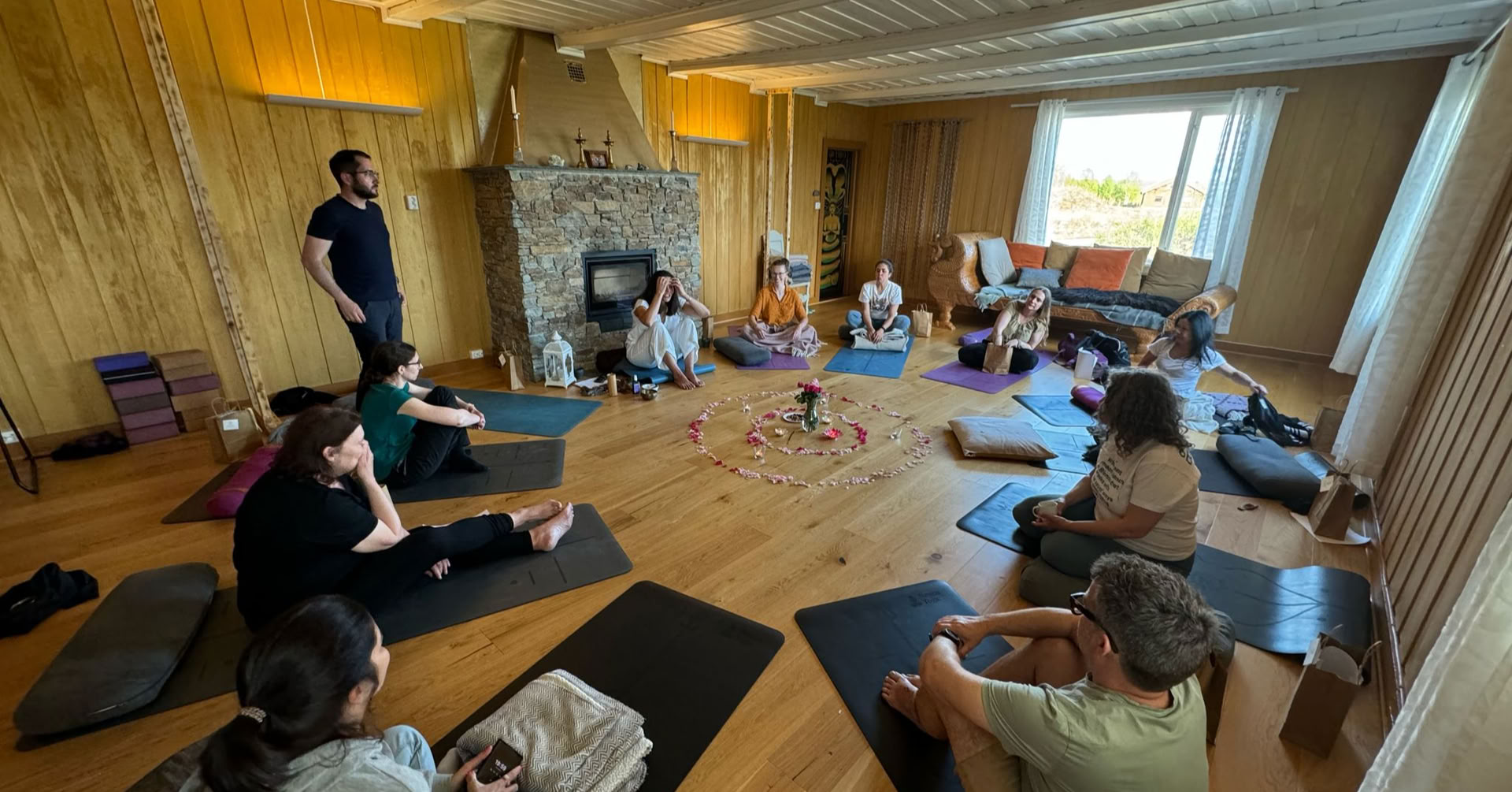 Souffle d’automne : une retraite de yoga restauratif pour soulager le stress