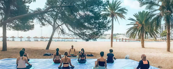 Yoga sur la plage