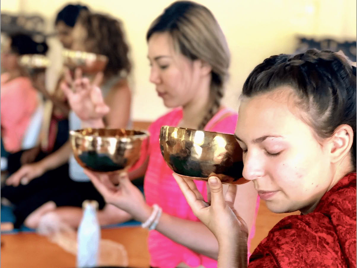 Formation de professeur de yoga holistique et de thérapie par le son de 200 heures