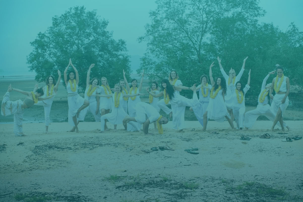Formation de professeur de yoga holistique et de thérapie par le son de 200 heures