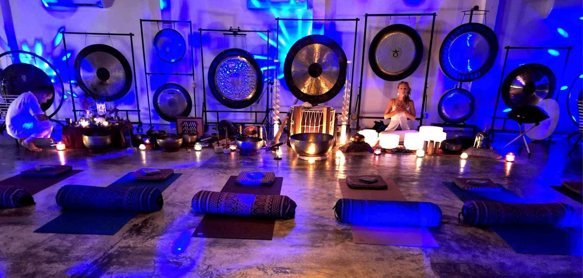 Formation de professeur de yoga holistique et de thérapie par le son de 200 heures