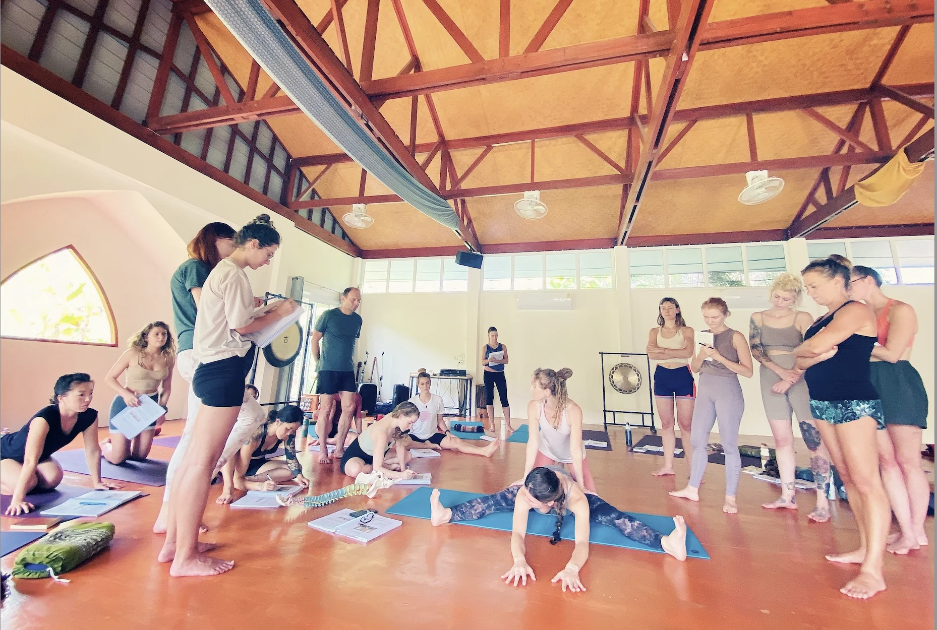 Formation de professeur de yoga holistique et de thérapie par le son de 200 heures