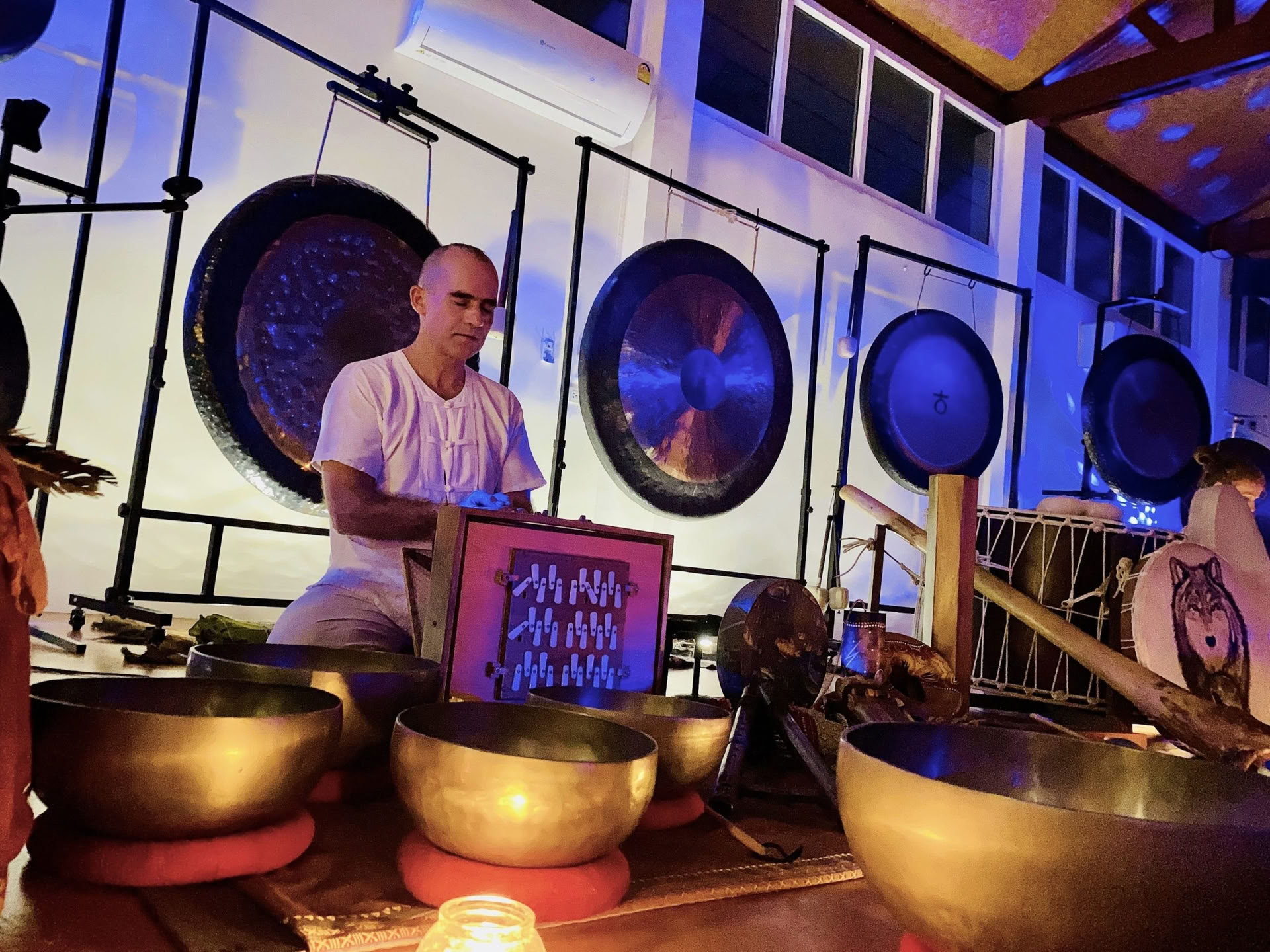 Formation de professeur de yoga holistique et de thérapie par le son de 200 heures