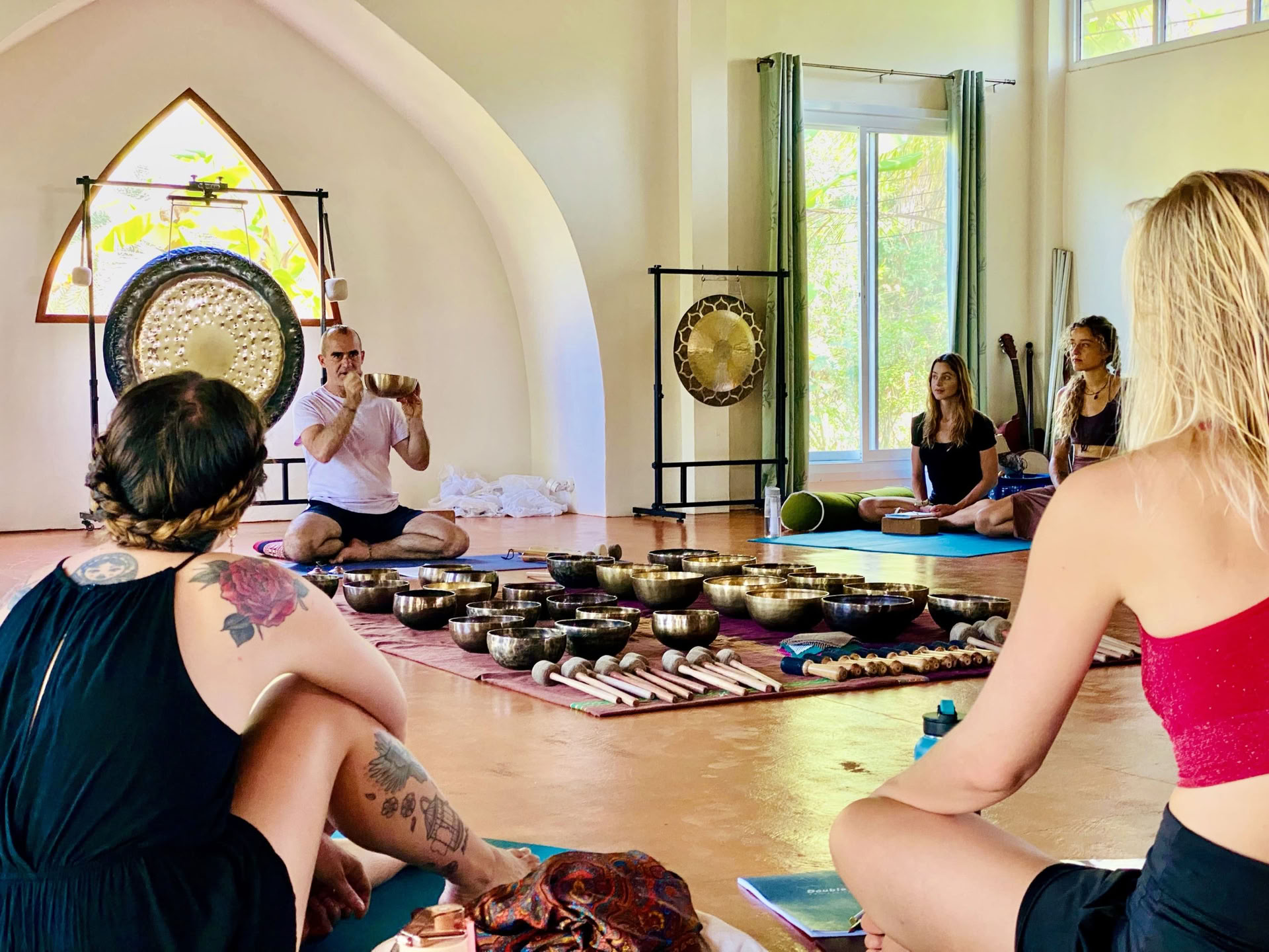 Formation de professeur de yoga holistique et de thérapie par le son de 200 heures