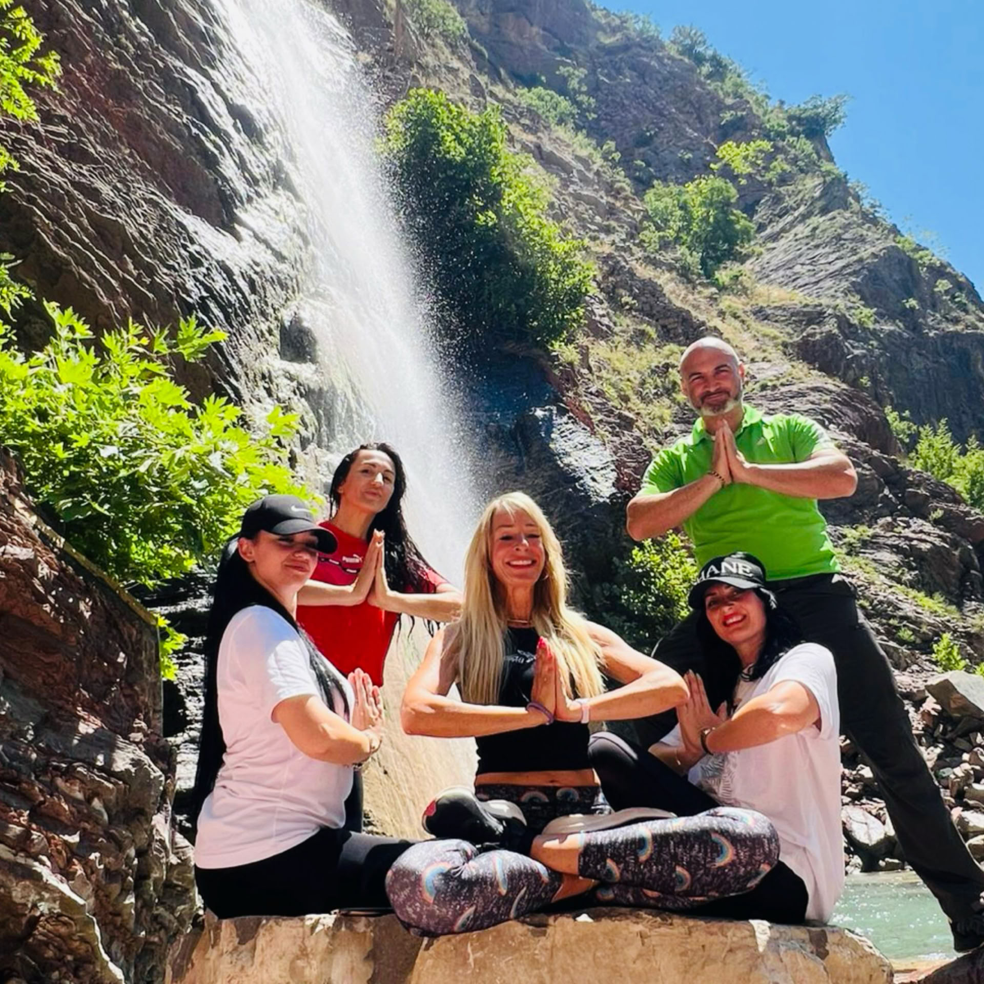 Énergie de la cascade : rechargez-vous et reconnectez-vous dans des paysages montagneux luxuriants