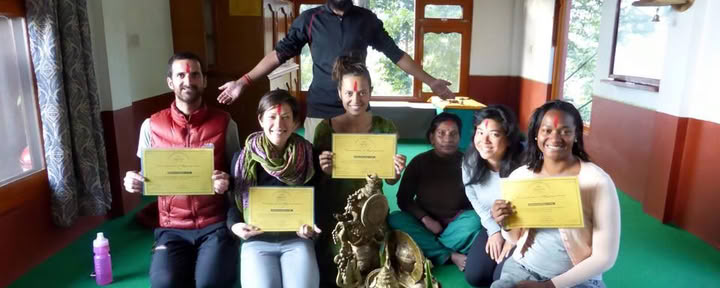 Cours de hatha yoga au Népal