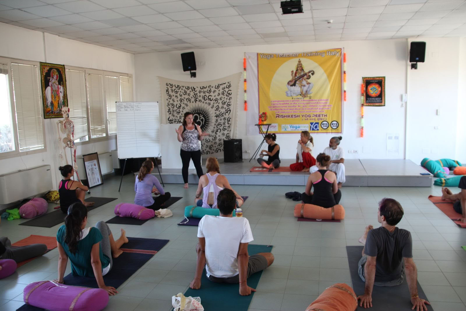 Formation de professeur de yoga hybride de 200 heures