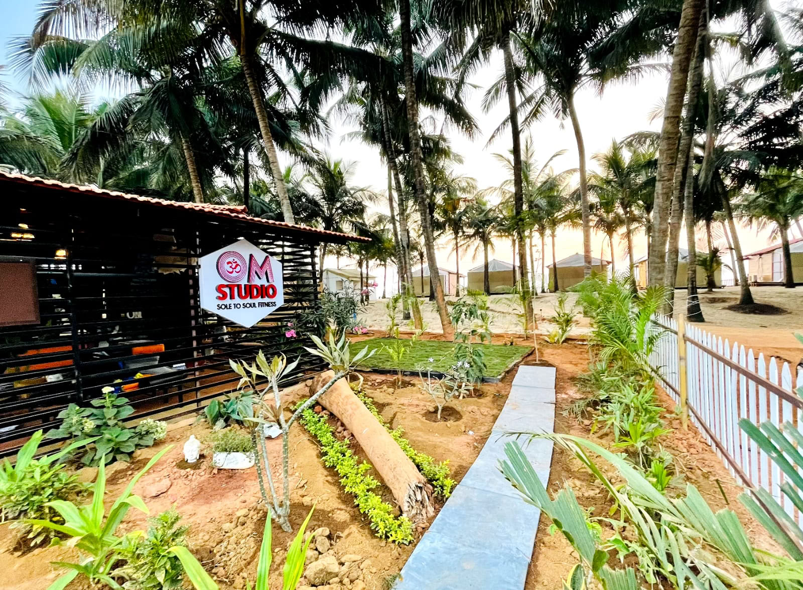 OM Studio Agonda - Yoga aérien et guérison sonore à Goa