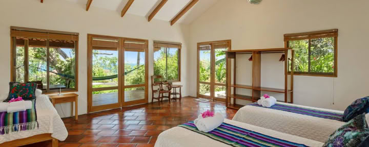 Casita, près du lit