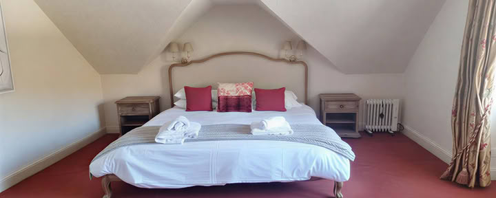 Chambre principale avec salle de bains privative, baignoire et douche, vue sur la montagne (à l'étage)