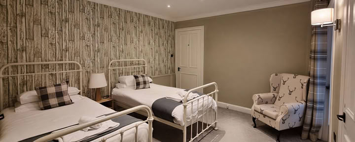 Chambre avec deux lits (2 personnes partageant) avec salle de bain attenante et douche, vue sur la montagne et le jardin (rez-de-chaussée)