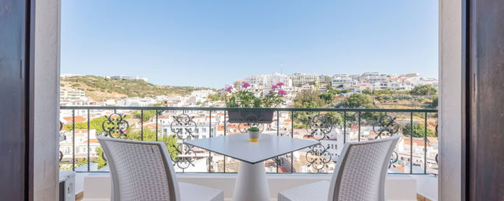 Chambre avec balcon et vue sur la piscine
