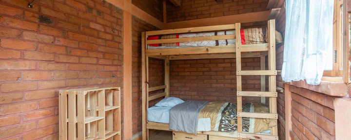 Chambre simple au premier étage avec terrasse et salle de bain partagées