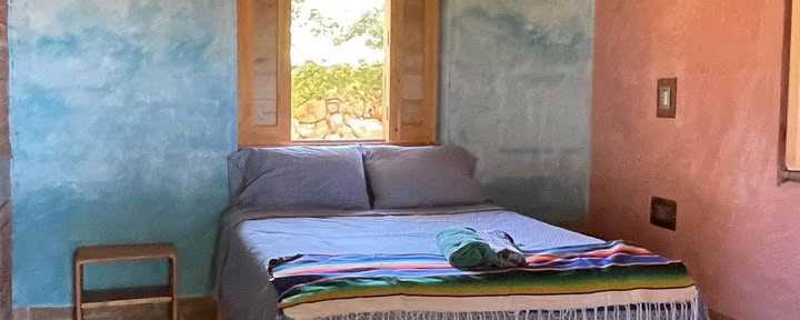 Chambre privée avec salle de bain privée, lit king size et véranda (climatisation en option)