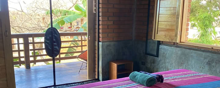 Chambre privée au rez-de-chaussée avec lit queen-size ou king-size, salle de bain et véranda partagées