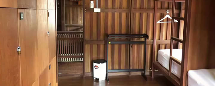 Lit simple dans une auberge de jeunesse climatisée de 6 chambres