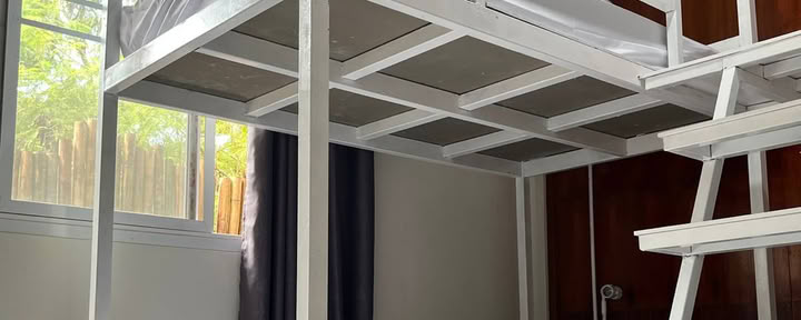 Lit simple dans une chambre climatisée dans une auberge de jeunesse
